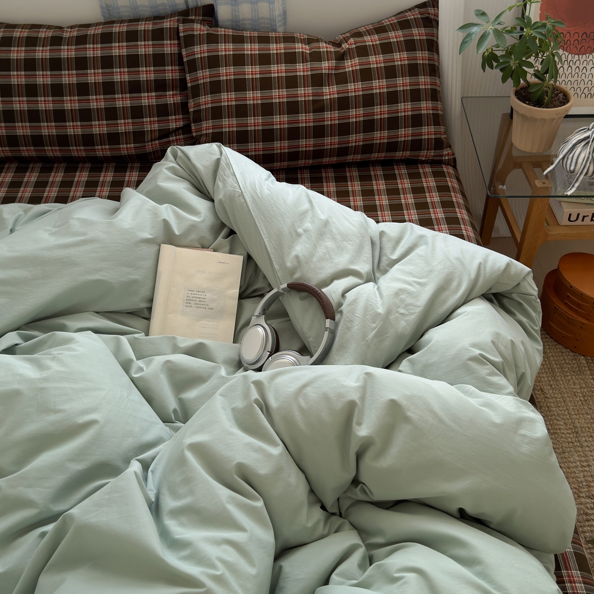 91家纺网 家纺一手货源 找家纺 玖弘家居 2025新款纯色被套格子单混搭四件套 赤线红格-淡绿（枕套格子）