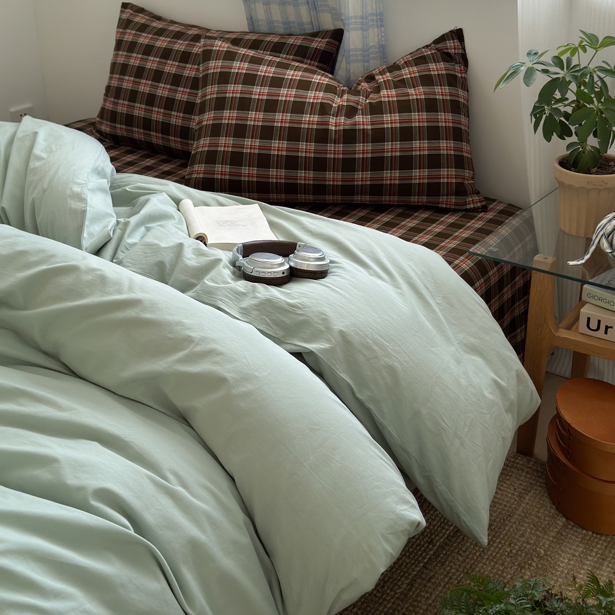 91家纺网 家纺一手货源 找家纺 玖弘家居 2025新款纯色被套格子单混搭四件套 赤线红格-淡绿（枕套格子）