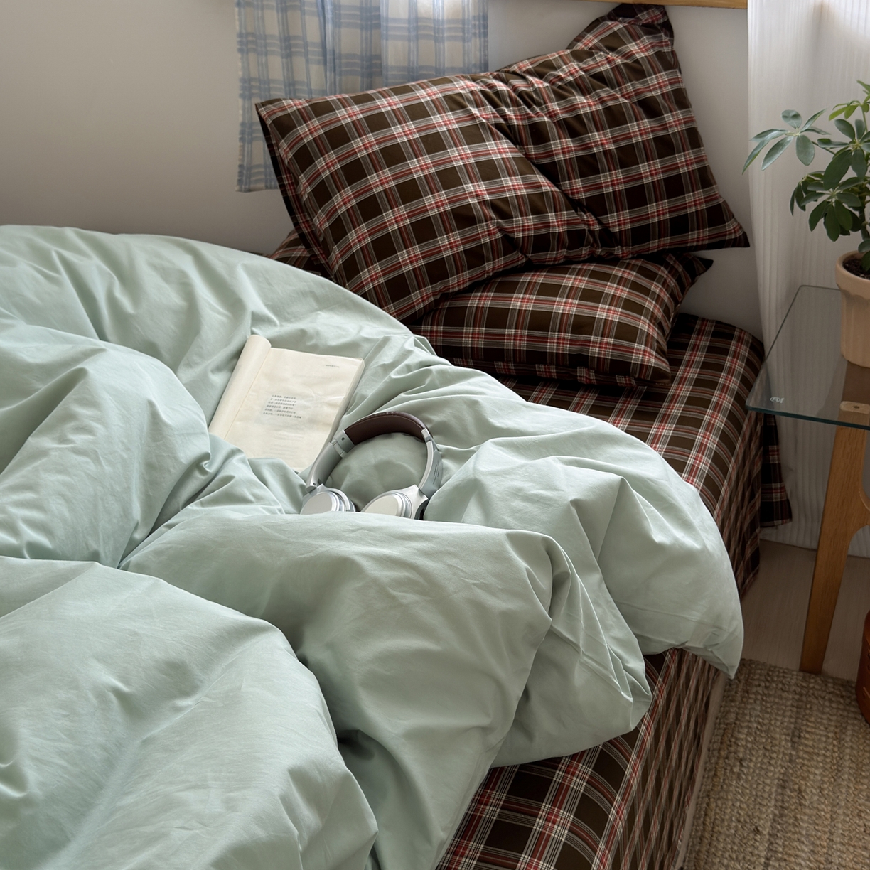 91家纺网 家纺一手货源 找家纺 玖弘家居 2025新款纯色被套格子单混搭四件套 赤线红格-淡绿（枕套格子）