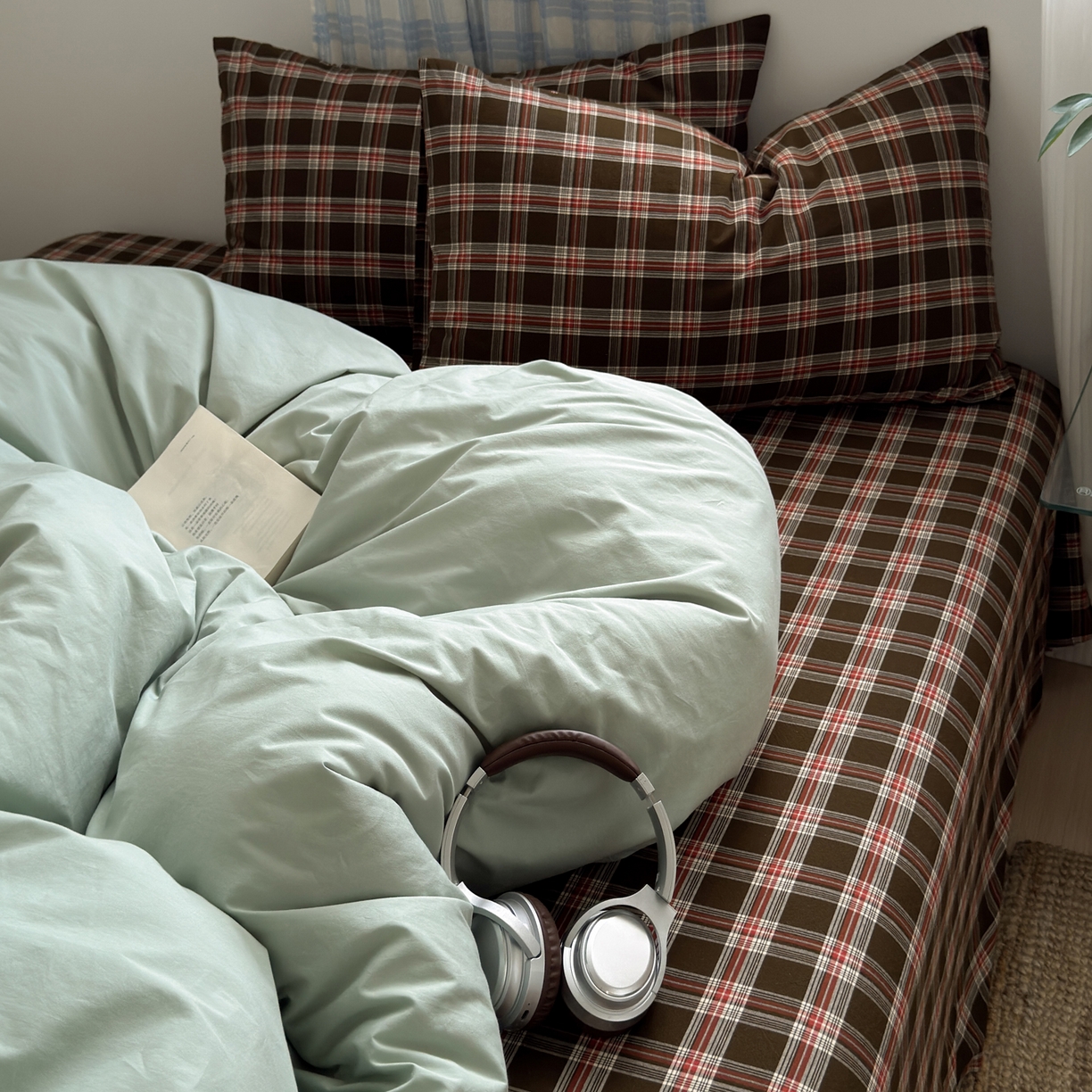 91家纺网 家纺一手货源 找家纺 玖弘家居 2025新款纯色被套格子单混搭四件套 赤线红格-淡绿（枕套格子）