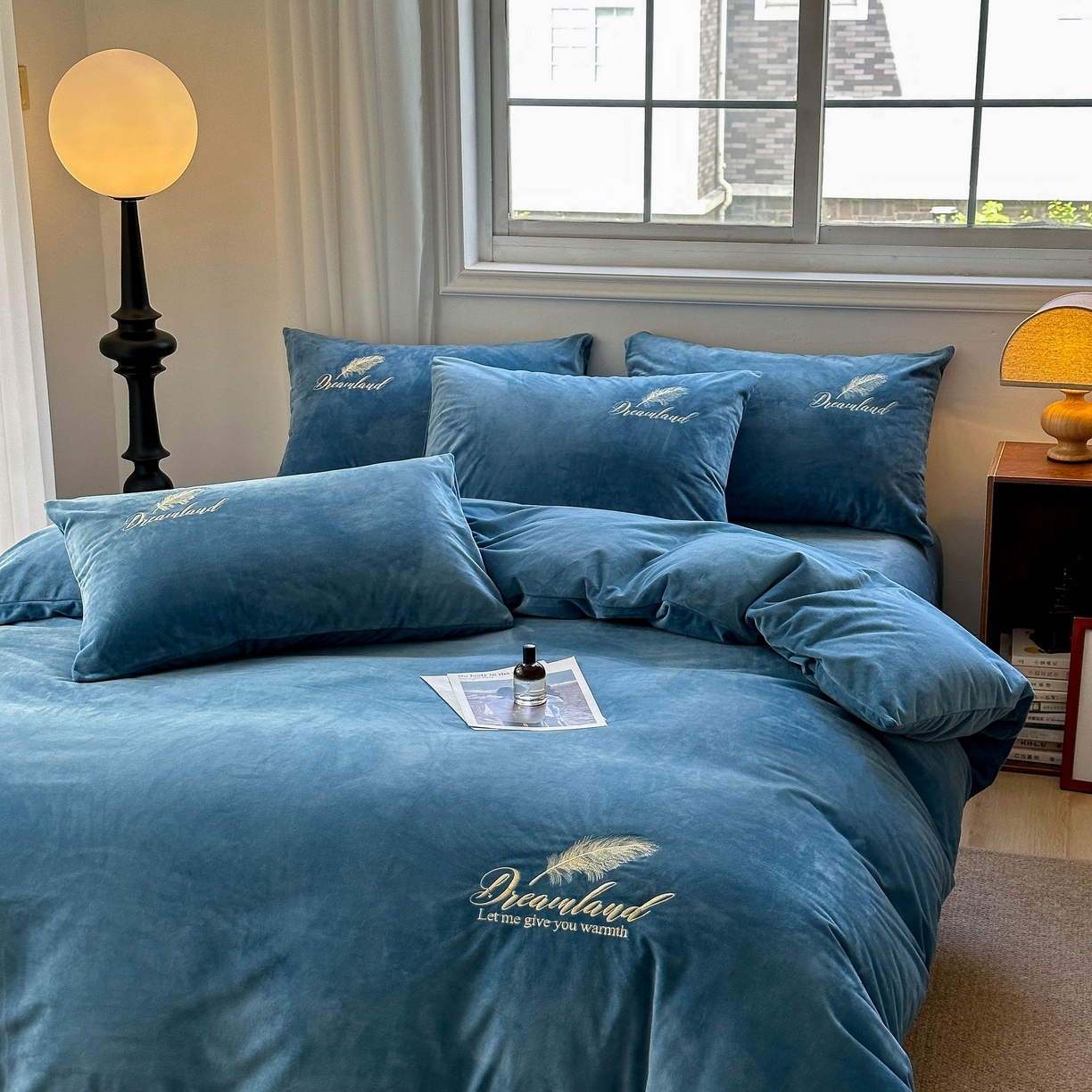 91家纺网 家纺一手货源 找家纺 爱彼家纺 2025新款牛奶绒刺绣四件套--羽毛系列-风格一 羽毛-宝蓝