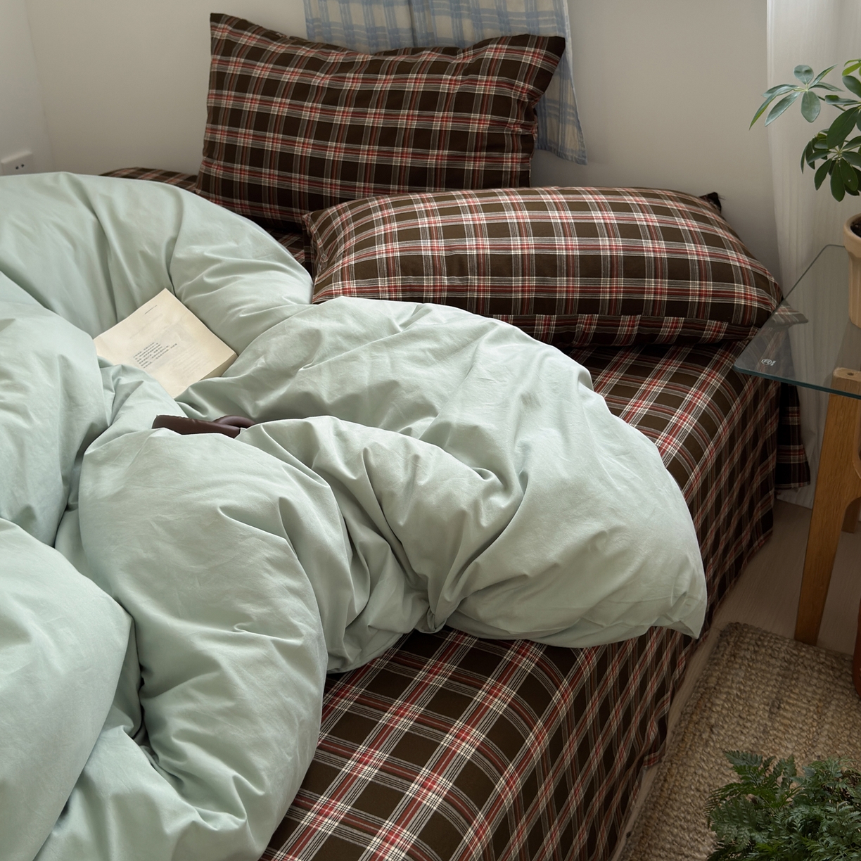 91家纺网 家纺一手货源 找家纺 玖弘家居 2025新款纯色被套格子单混搭四件套 赤线红格-淡绿（枕套格子）