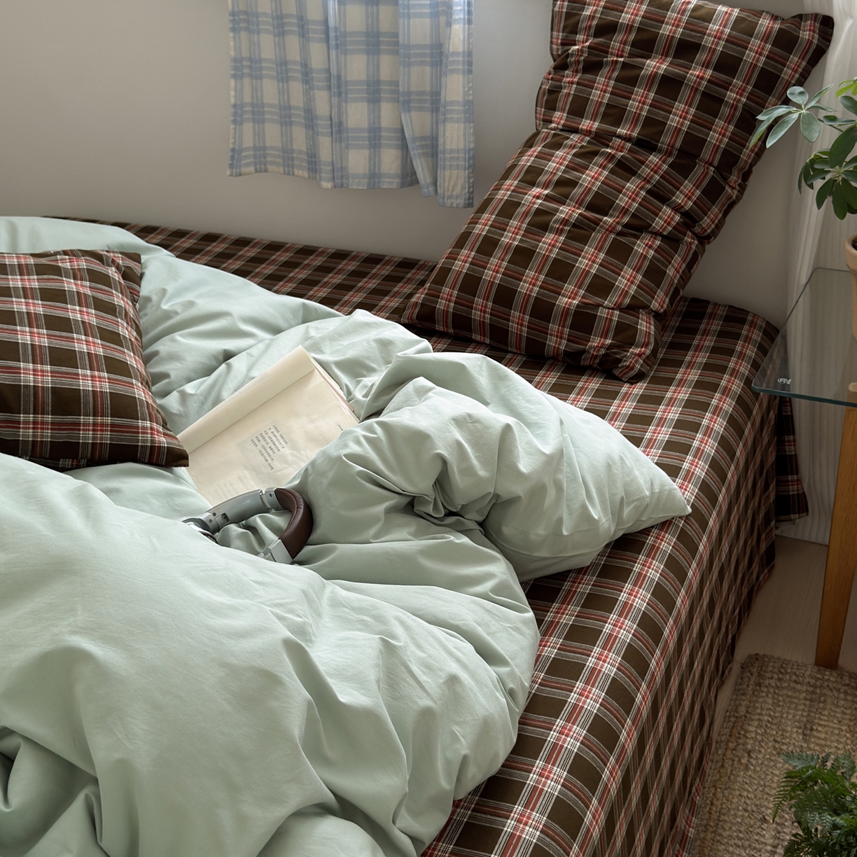 91家纺网 家纺一手货源 找家纺 玖弘家居 2025新款纯色被套格子单混搭四件套 赤线红格-淡绿（枕套格子）