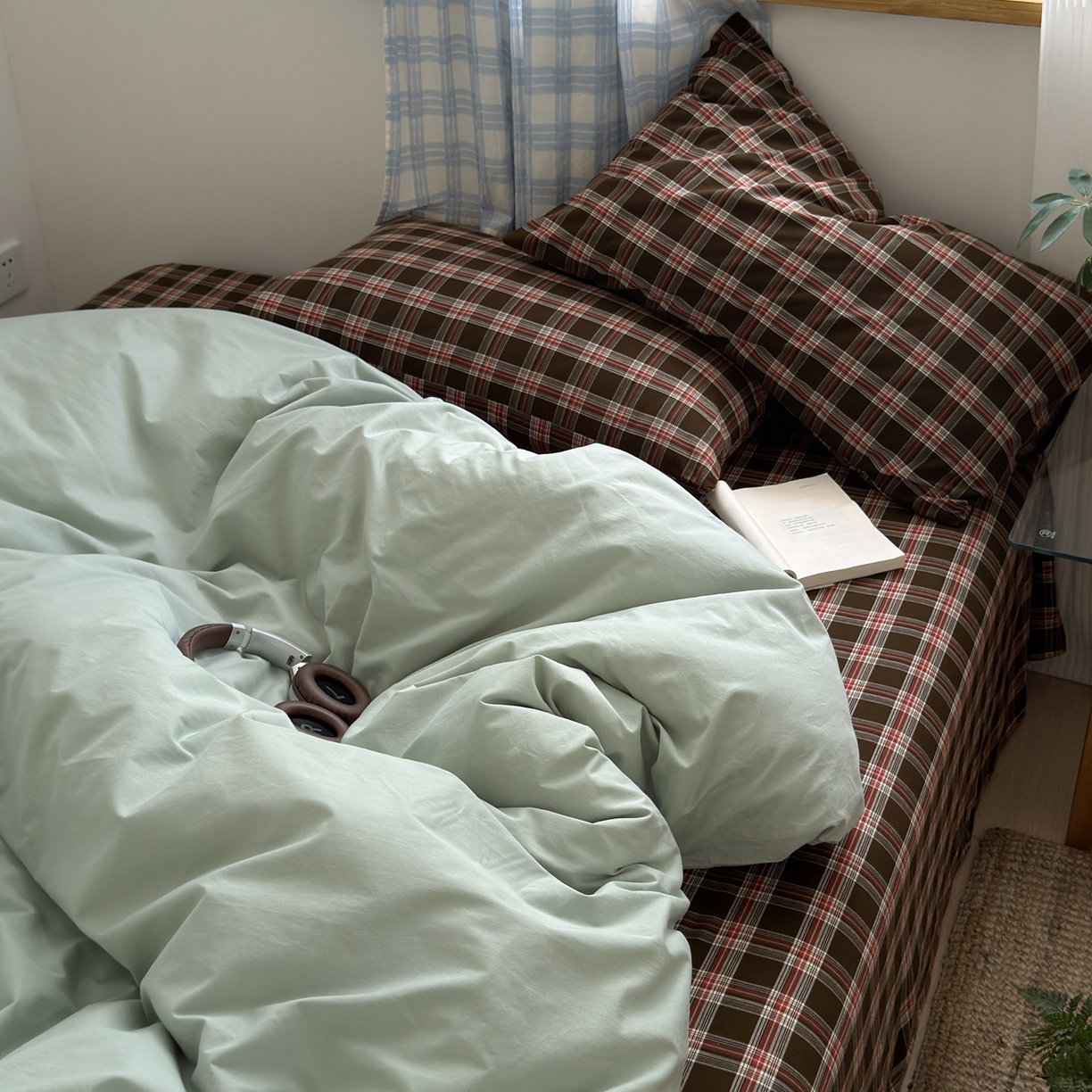 91家纺网 家纺一手货源 找家纺 玖弘家居 2025新款纯色被套格子单混搭四件套 赤线红格-淡绿（枕套格子）