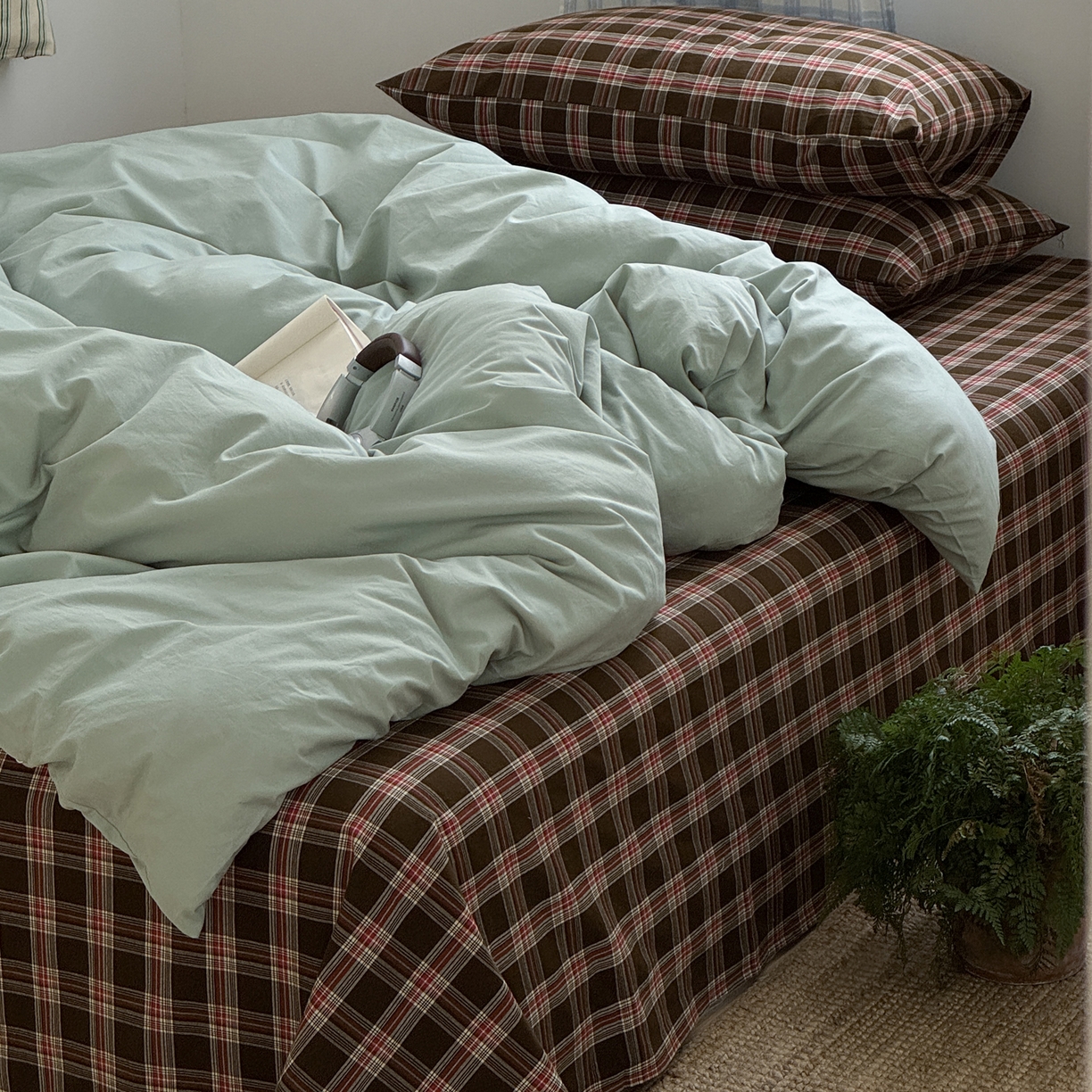 91家纺网 家纺一手货源 找家纺 玖弘家居 2025新款纯色被套格子单混搭四件套 赤线红格-淡绿（枕套格子）