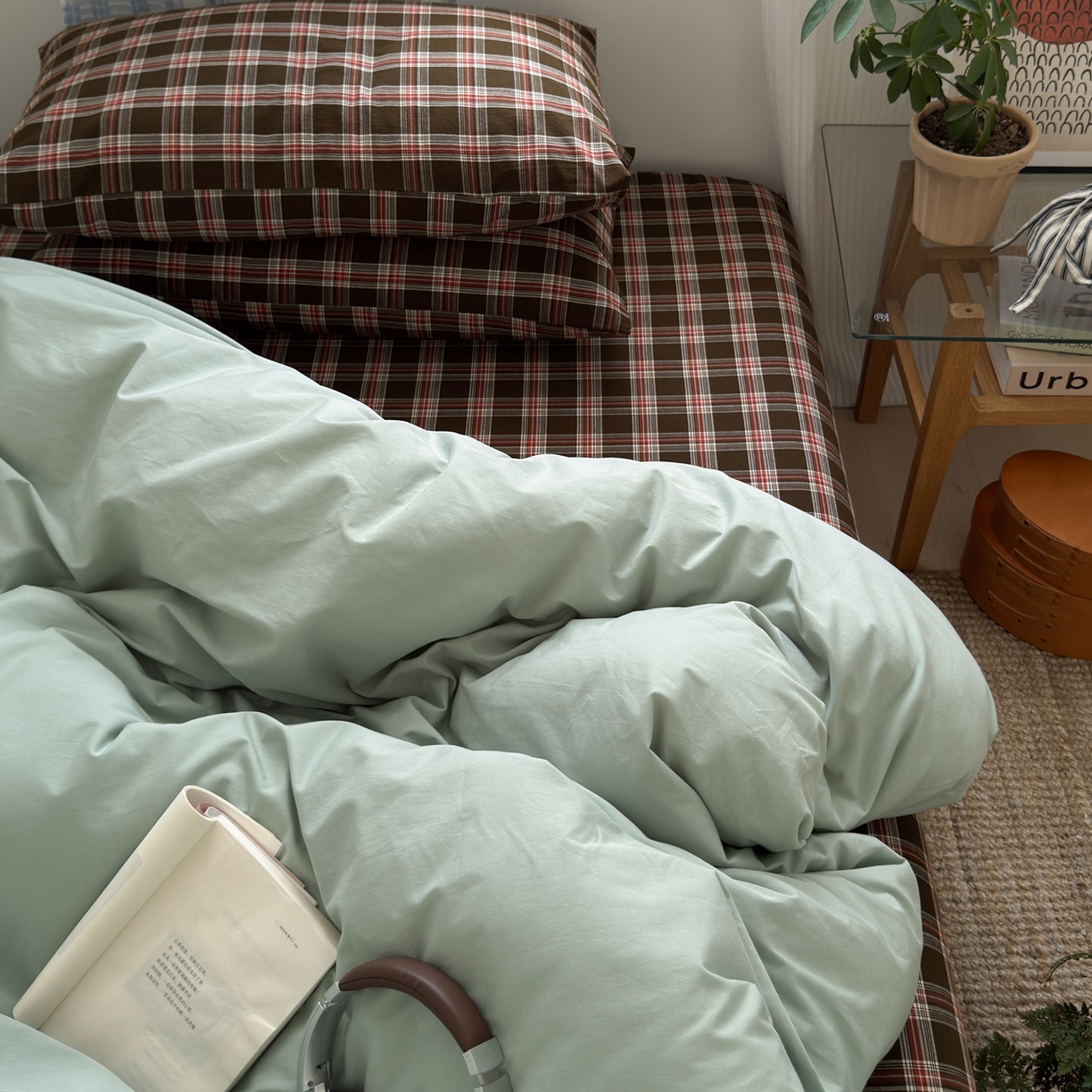 91家纺网 家纺一手货源 找家纺 玖弘家居 2025新款纯色被套格子单混搭四件套 赤线红格-淡绿（枕套格子）