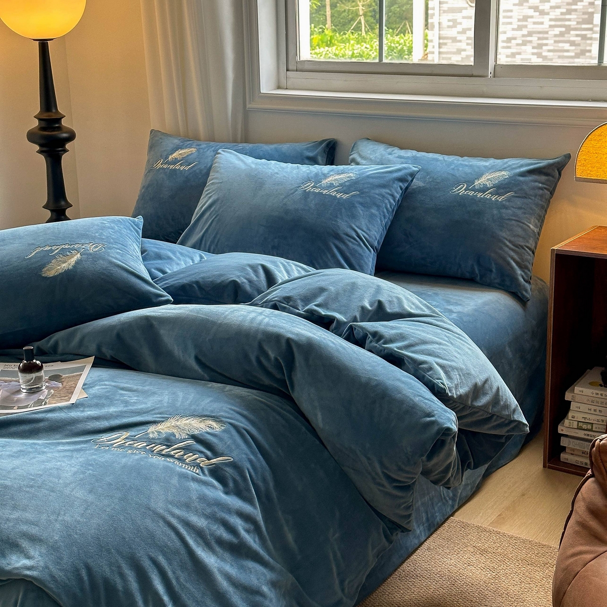 91家纺网 家纺一手货源 找家纺 爱彼家纺 2025新款牛奶绒刺绣四件套--羽毛系列-风格一 羽毛-宝蓝