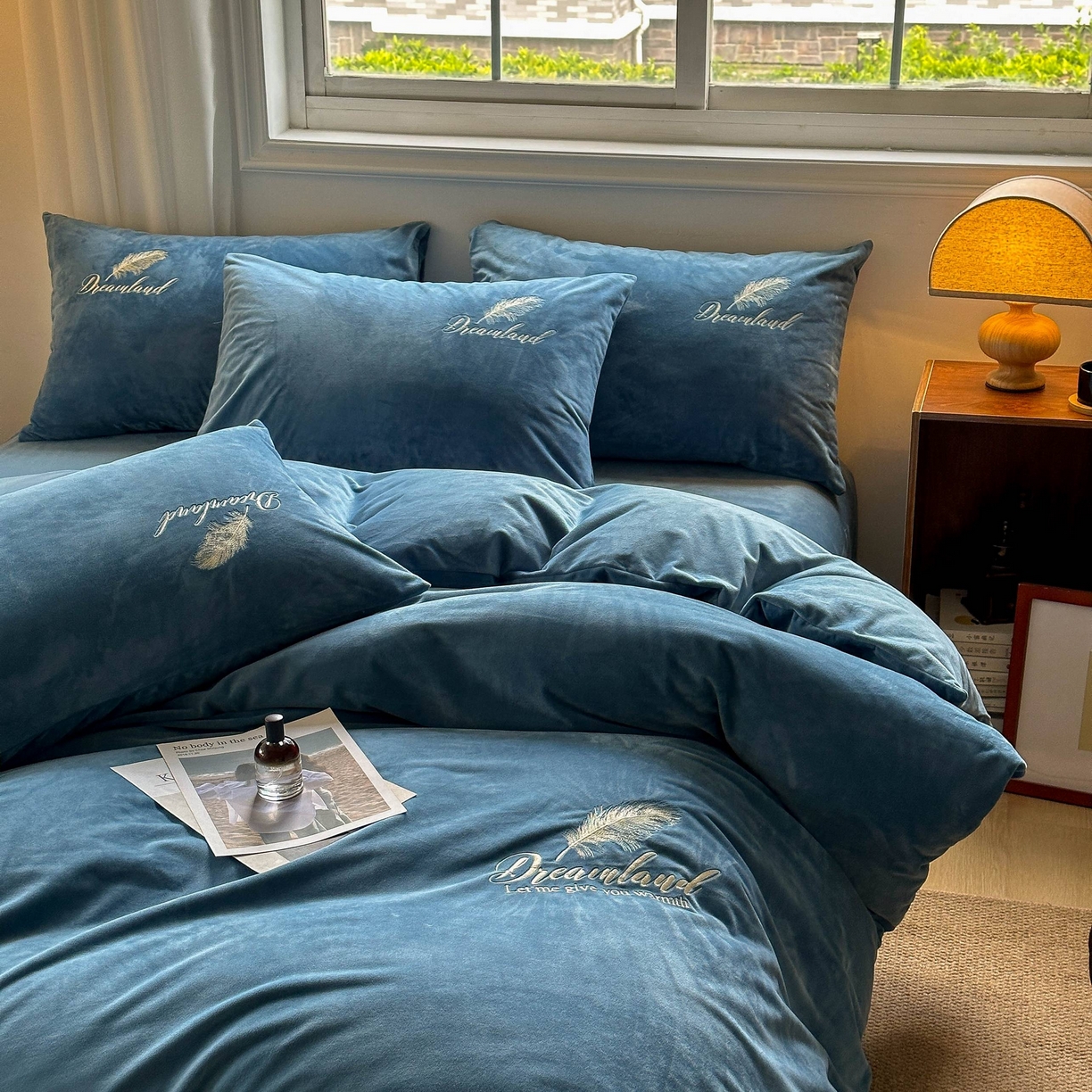 91家纺网 家纺一手货源 找家纺 爱彼家纺 2025新款牛奶绒刺绣四件套--羽毛系列-风格一 羽毛-宝蓝