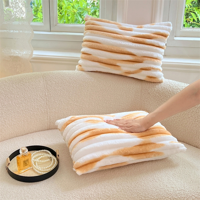 91家纺网 家纺一手货源 找家纺 梦舒羽 2025新款法莱绒抱枕套法兰绒枕套宿舍枕芯套兔毛绒30x50枕头套-抽条 法莱绒抽条-梦幻奶咖