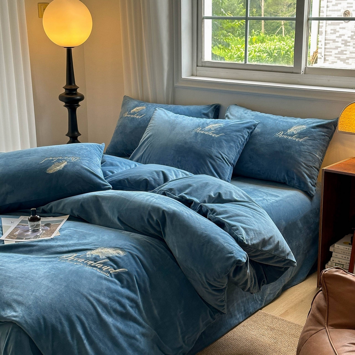 91家纺网 家纺一手货源 找家纺 爱彼家纺 2025新款牛奶绒刺绣四件套--羽毛系列-风格一 羽毛-宝蓝