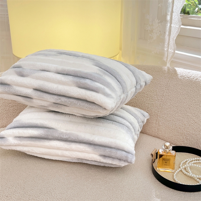 91家纺网 家纺一手货源 找家纺 梦舒羽 2025新款法莱绒抱枕套法兰绒枕套宿舍枕芯套兔毛绒30x50枕头套-抽条 法莱绒抽条-梦幻浅灰