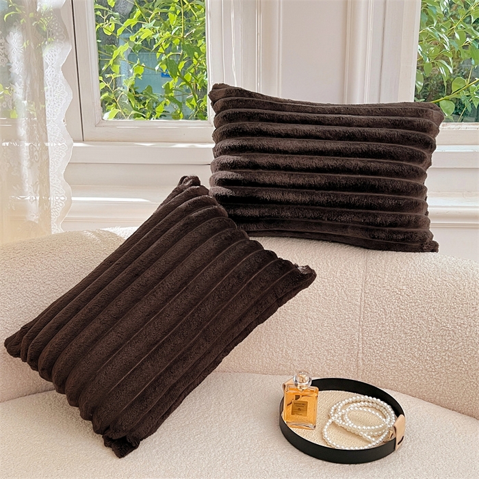 91家纺网 家纺一手货源 找家纺 梦舒羽 2025新款法莱绒抱枕套法兰绒枕套宿舍枕芯套兔毛绒30x50枕头套-抽条 法莱绒抽条-咖啡色