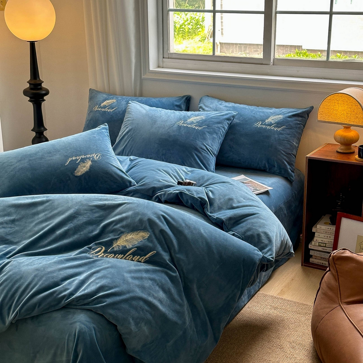 91家纺网 家纺一手货源 找家纺 爱彼家纺 2025新款牛奶绒刺绣四件套--羽毛系列-风格一 羽毛-宝蓝