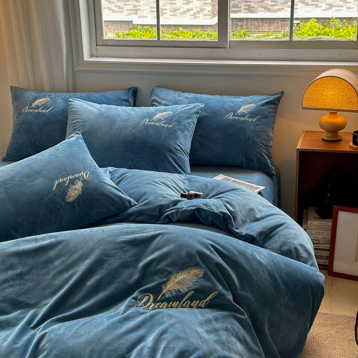91家纺网 家纺一手货源 找家纺 爱彼家纺 2025新款牛奶绒刺绣四件套--羽毛系列-风格一 羽毛-宝蓝