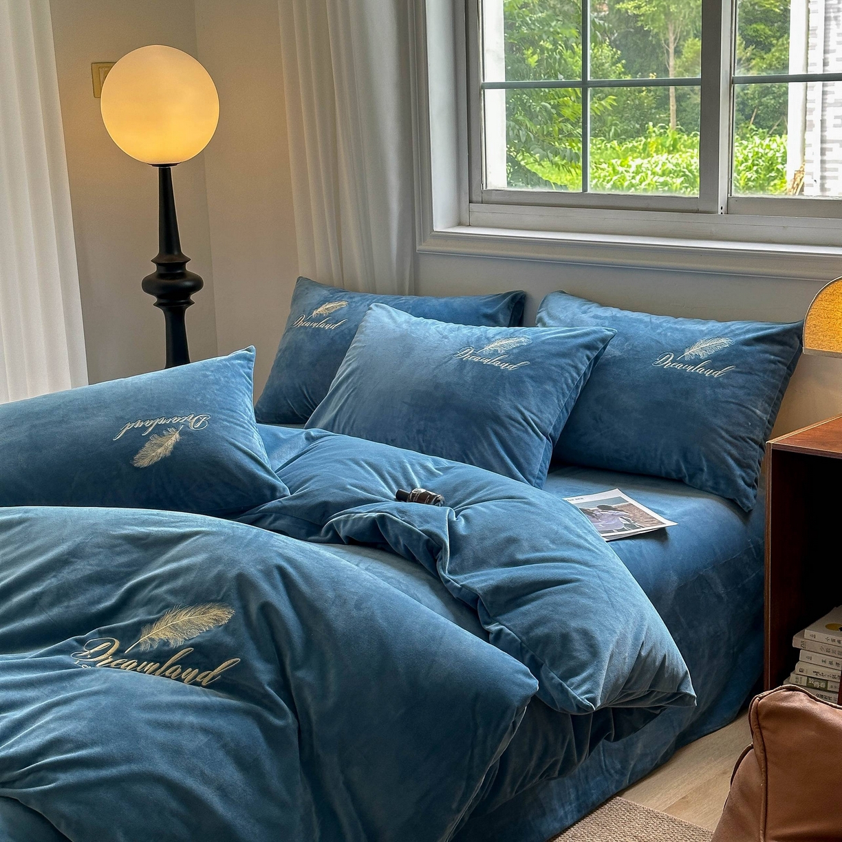 91家纺网 家纺一手货源 找家纺 爱彼家纺 2025新款牛奶绒刺绣四件套--羽毛系列-风格一 羽毛-宝蓝