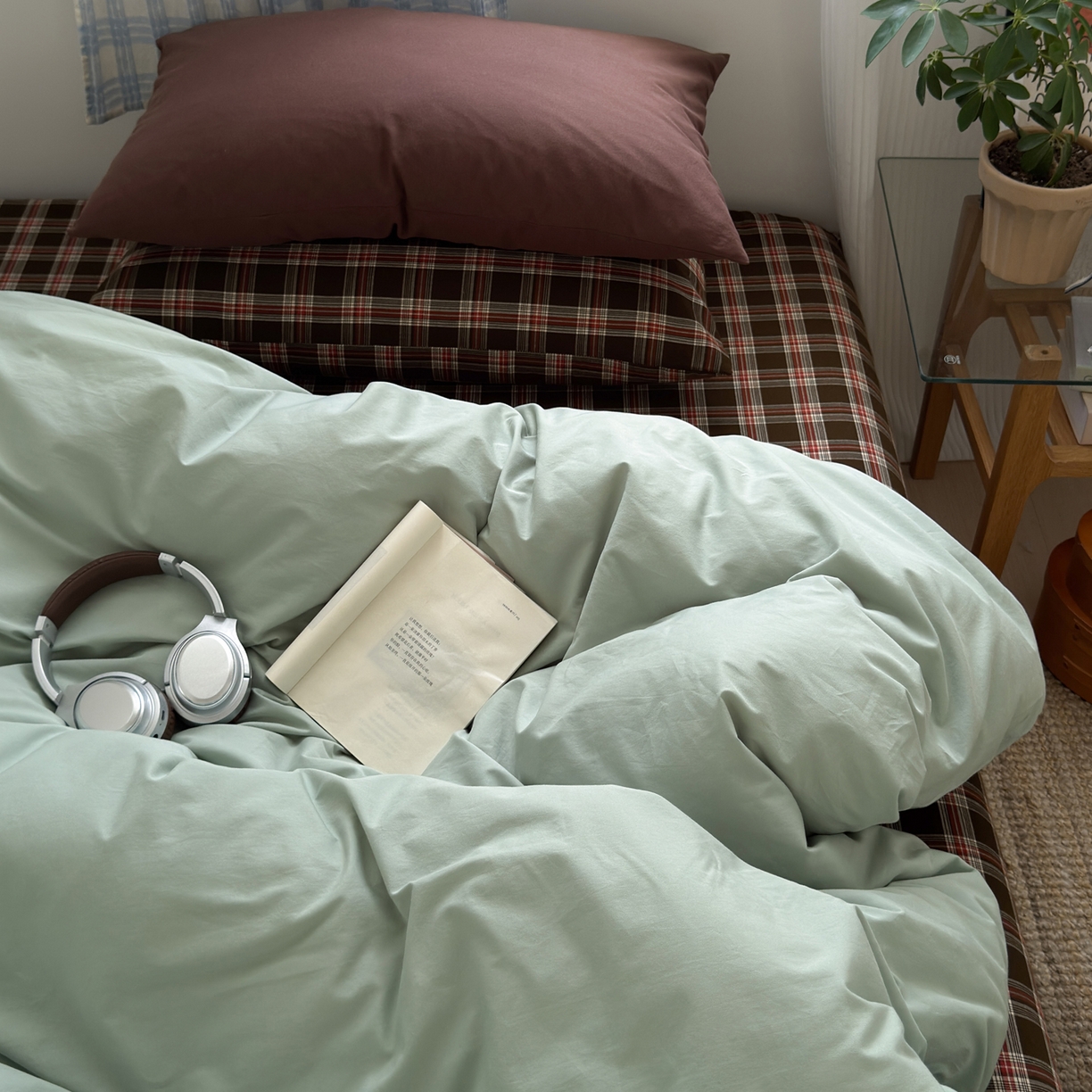 91家纺网 家纺一手货源 找家纺 玖弘家居 2025新款纯色被套格子单混搭四件套 赤线红格-淡绿（枕套格子+巧克力棕）