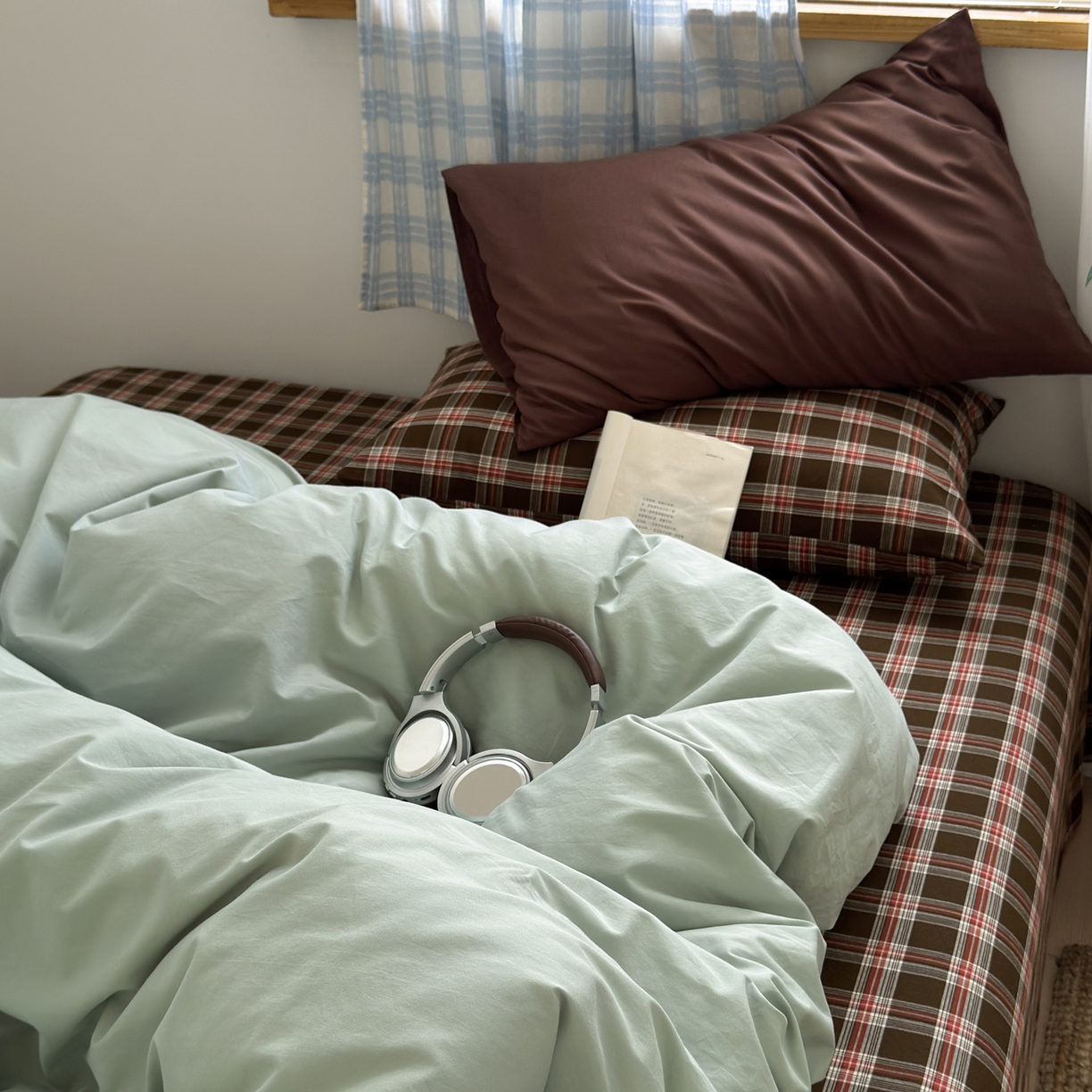 91家纺网 家纺一手货源 找家纺 玖弘家居 2025新款纯色被套格子单混搭四件套 赤线红格-淡绿（枕套格子+巧克力棕）