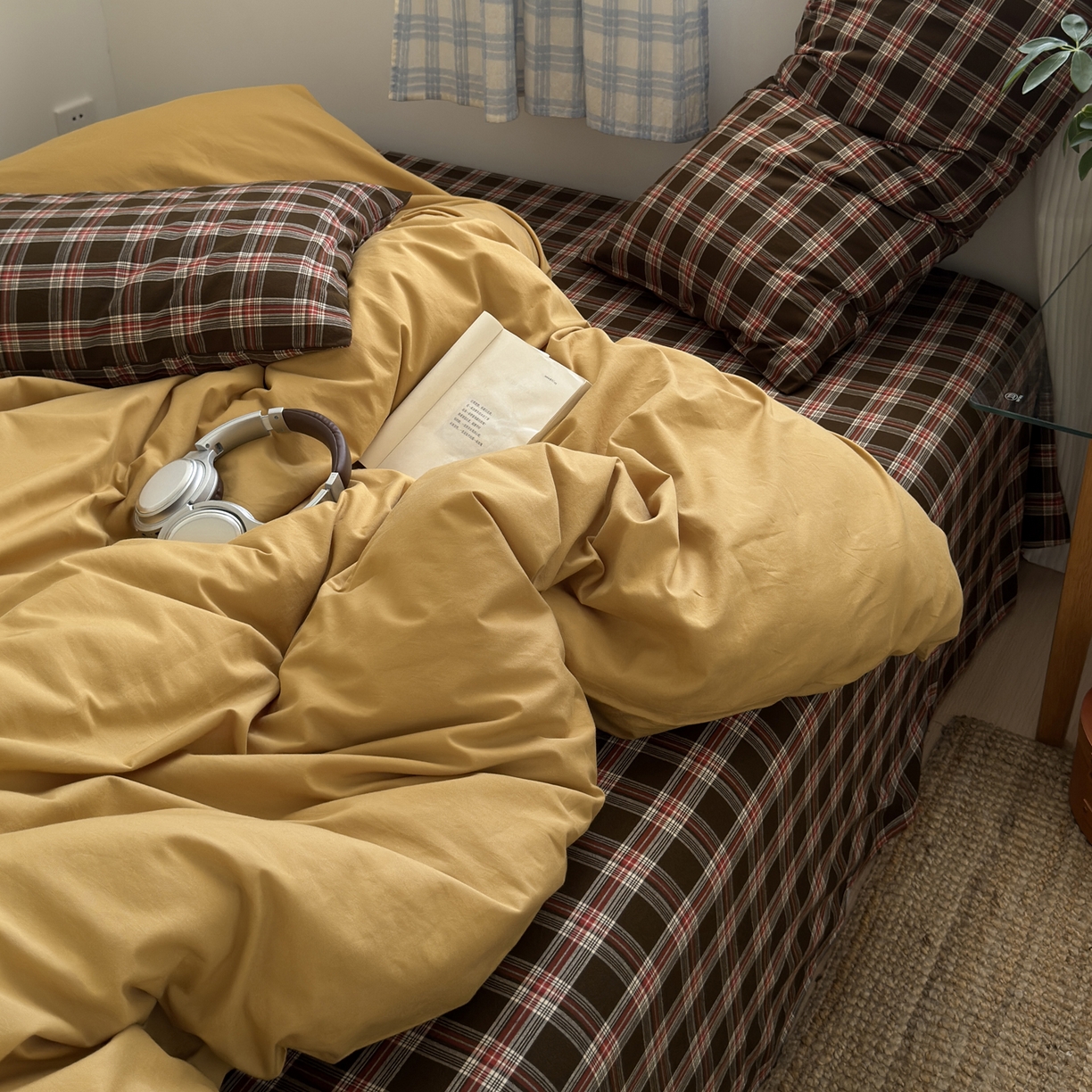 91家纺网 家纺一手货源 找家纺 玖弘家居 2025新款纯色被套格子单混搭四件套 赤线红格-金驼（枕套格子）