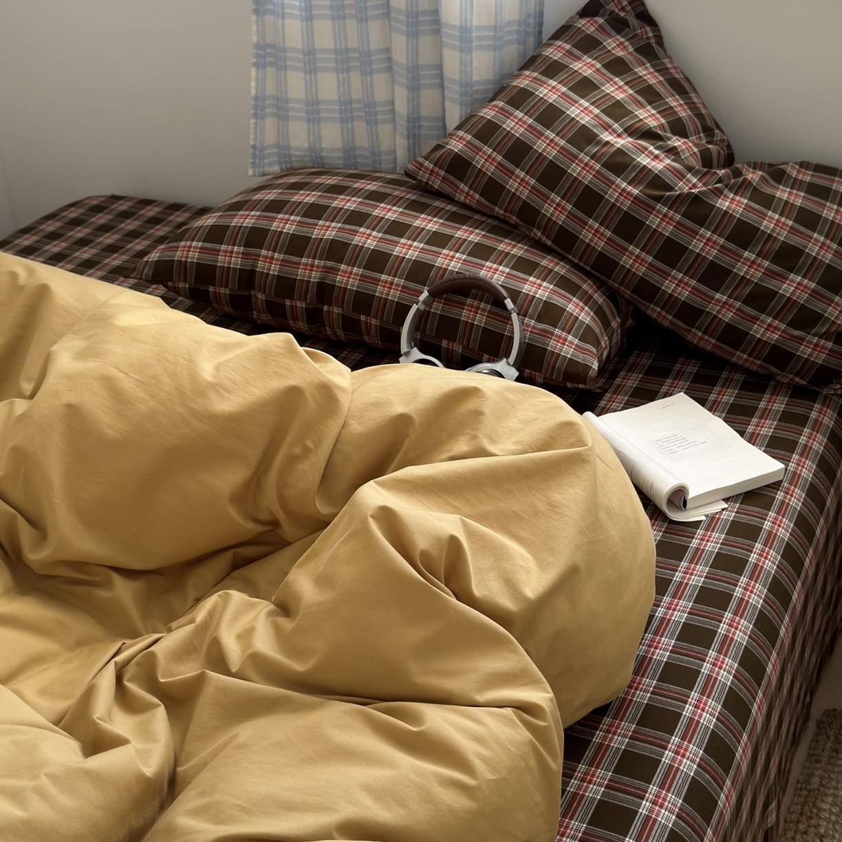 91家纺网 家纺一手货源 找家纺 玖弘家居 2025新款纯色被套格子单混搭四件套 赤线红格-金驼（枕套格子）