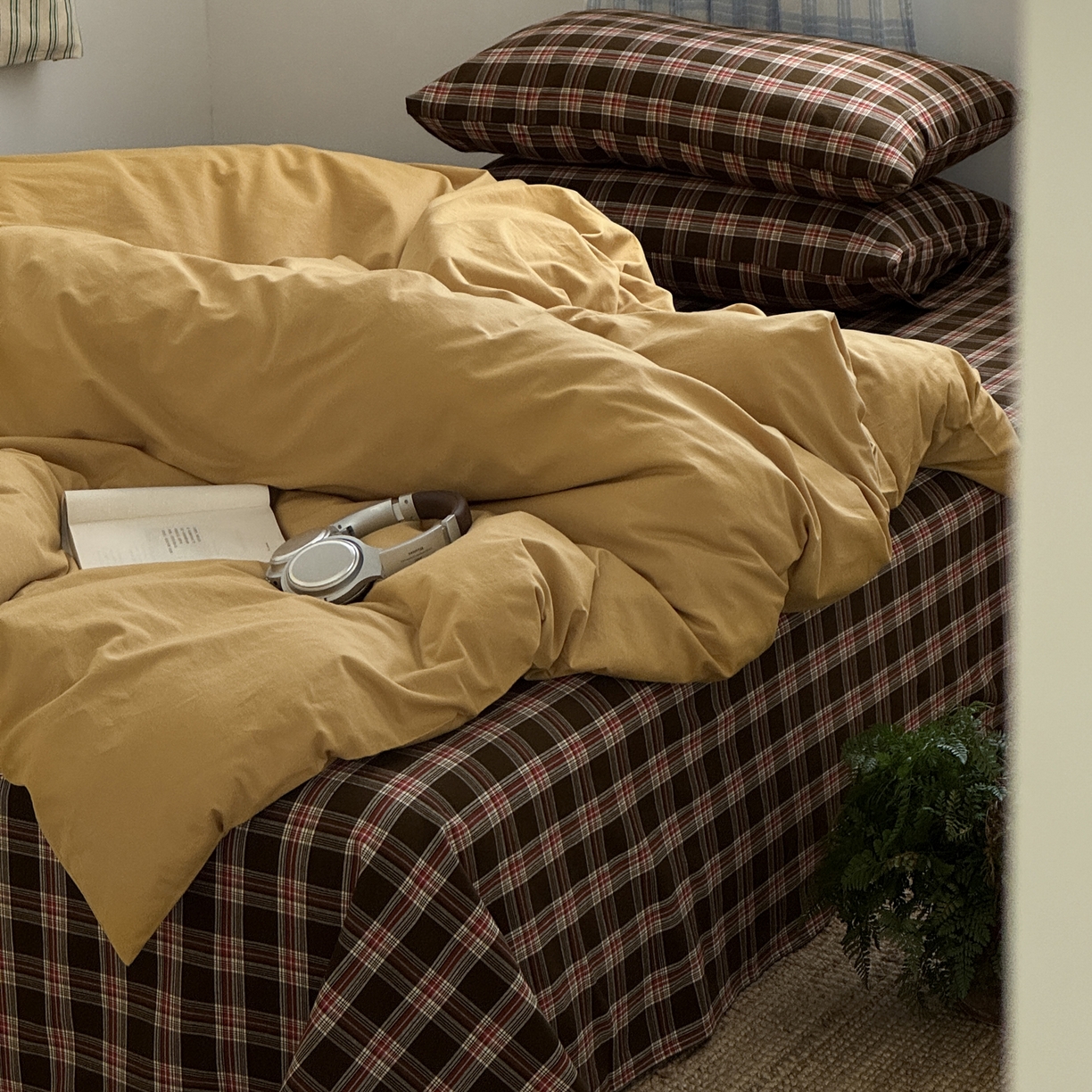 91家纺网 家纺一手货源 找家纺 玖弘家居 2025新款纯色被套格子单混搭四件套 赤线红格-金驼（枕套格子）