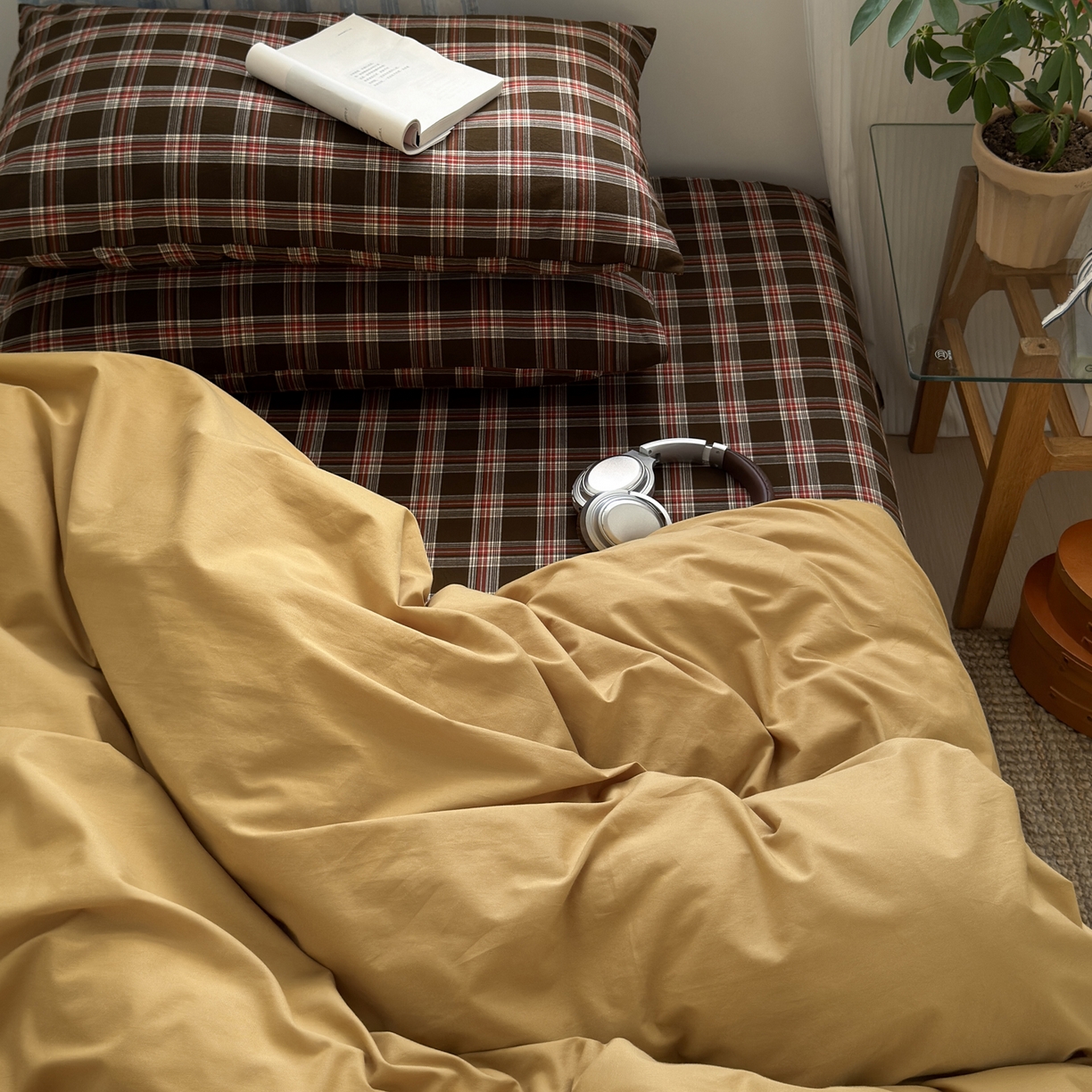 91家纺网 家纺一手货源 找家纺 玖弘家居 2025新款纯色被套格子单混搭四件套 赤线红格-金驼（枕套格子）