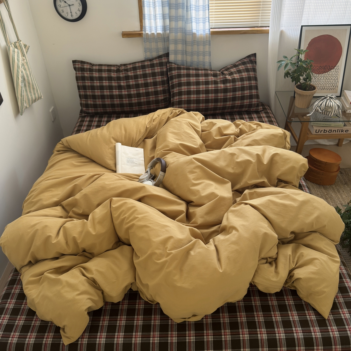 91家纺网 家纺一手货源 找家纺 玖弘家居 2025新款纯色被套格子单混搭四件套 赤线红格-金驼（枕套格子）