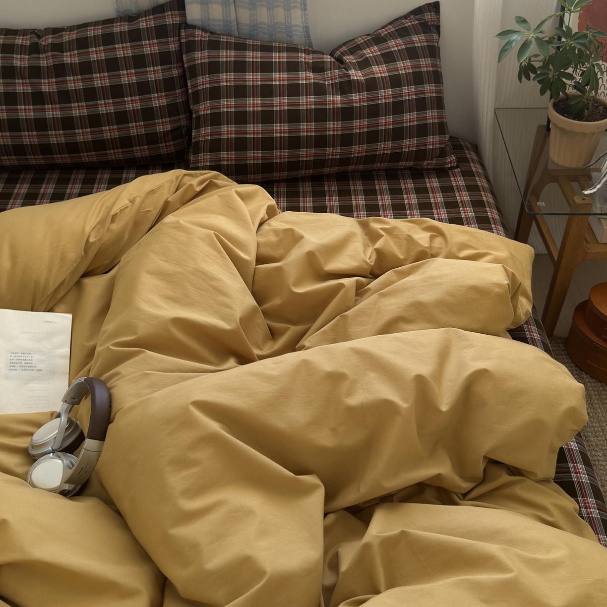 91家纺网 家纺一手货源 找家纺 玖弘家居 2025新款纯色被套格子单混搭四件套 赤线红格-金驼（枕套格子）