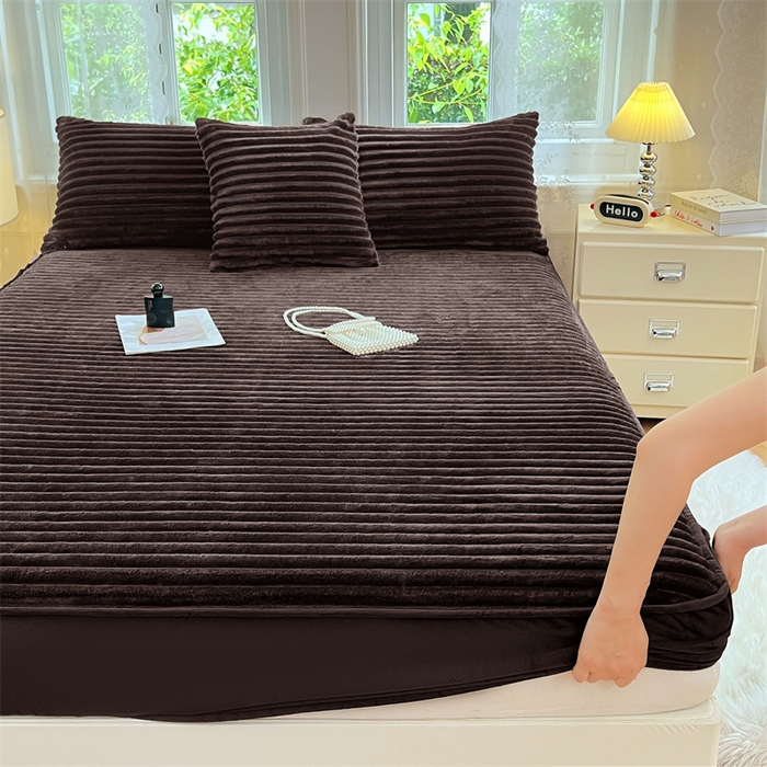 91家纺网 家纺一手货源 找家纺 圣比熊 2025新款法莱绒床笠法兰绒床垫保护套牛奶绒兔毛绒席梦思床垫套-抽条 法莱绒抽条-咖啡色