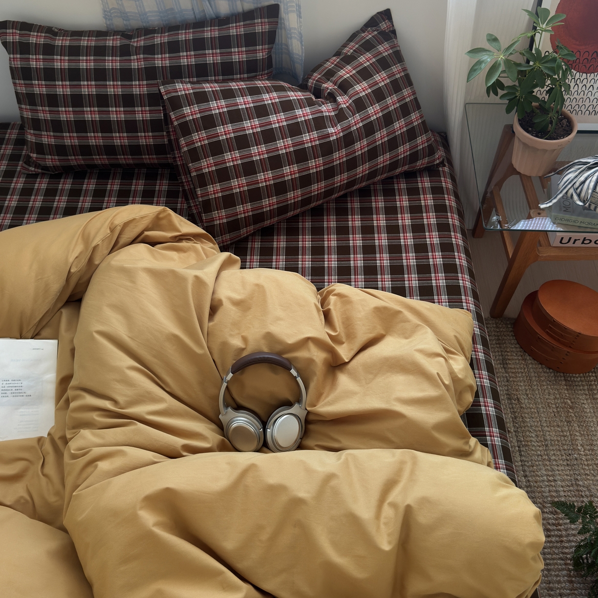 91家纺网 家纺一手货源 找家纺 玖弘家居 2025新款纯色被套格子单混搭四件套 赤线红格-金驼（枕套格子）