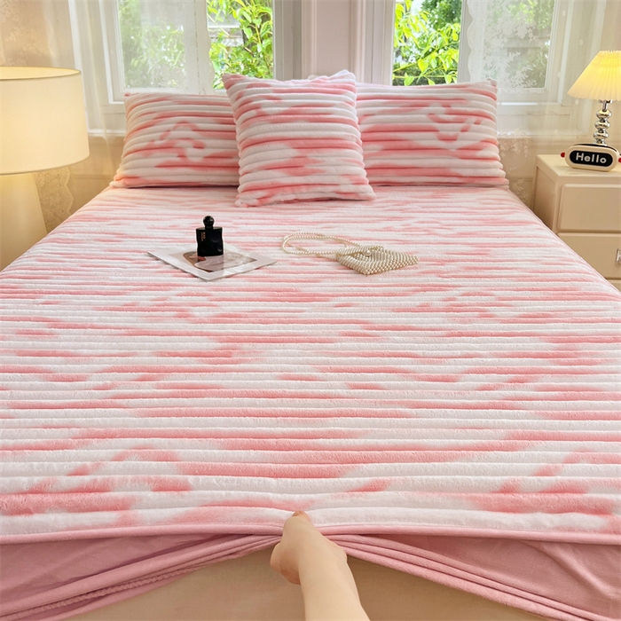 91家纺网 家纺一手货源 找家纺 圣比熊 2025新款法莱绒床笠法兰绒床垫保护套牛奶绒兔毛绒席梦思床垫套-抽条 法莱绒抽条-梦幻樱粉