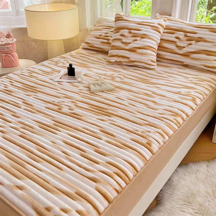 91家纺网 家纺一手货源 找家纺 圣比熊 2025新款法莱绒床笠法兰绒床垫保护套牛奶绒兔毛绒席梦思床垫套-抽条 法莱绒抽条-梦幻奶咖