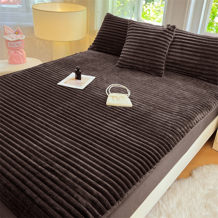 91家纺网 家纺一手货源 找家纺 圣比熊 2025新款法莱绒床笠法兰绒床垫保护套牛奶绒兔毛绒席梦思床垫套-抽条 法莱绒抽条-咖啡色