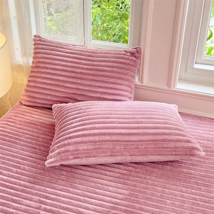 91家纺网 家纺一手货源 找家纺 圣比熊 2025新款法莱绒床笠法兰绒床垫保护套牛奶绒兔毛绒席梦思床垫套-抽条 法莱绒抽条-云梦粉