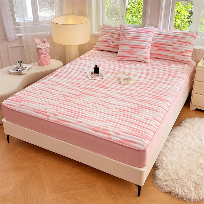 91家纺网 家纺一手货源 找家纺 圣比熊 2025新款法莱绒床笠法兰绒床垫保护套牛奶绒兔毛绒席梦思床垫套-抽条 法莱绒抽条-梦幻樱粉