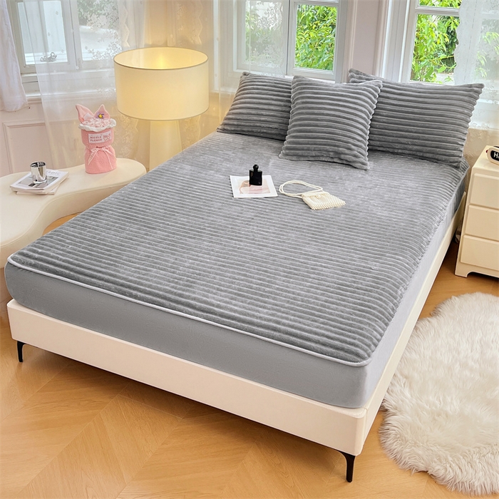 91家纺网 家纺一手货源 找家纺 圣比熊 2025新款法莱绒床笠法兰绒床垫保护套牛奶绒兔毛绒席梦思床垫套-抽条 法莱绒抽条-烟雨灰