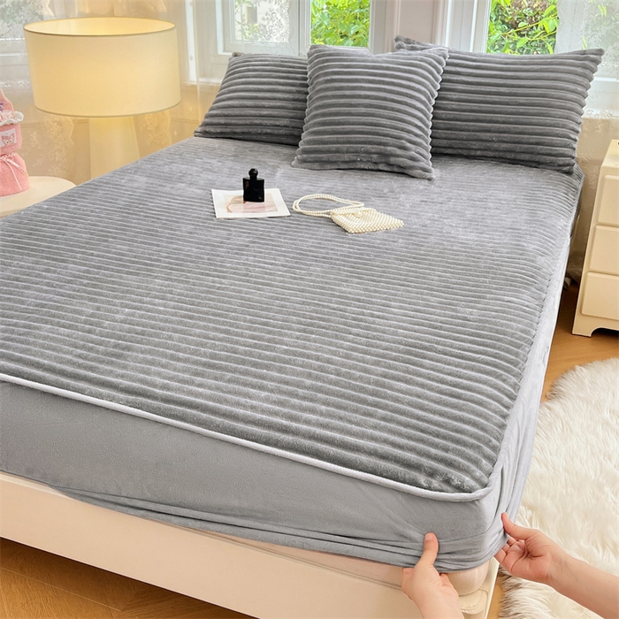 91家纺网 家纺一手货源 找家纺 圣比熊 2025新款法莱绒床笠法兰绒床垫保护套牛奶绒兔毛绒席梦思床垫套-抽条 法莱绒抽条-烟雨灰