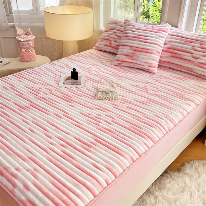 91家纺网 家纺一手货源 找家纺 圣比熊 2025新款法莱绒床笠法兰绒床垫保护套牛奶绒兔毛绒席梦思床垫套-抽条 法莱绒抽条-梦幻樱粉