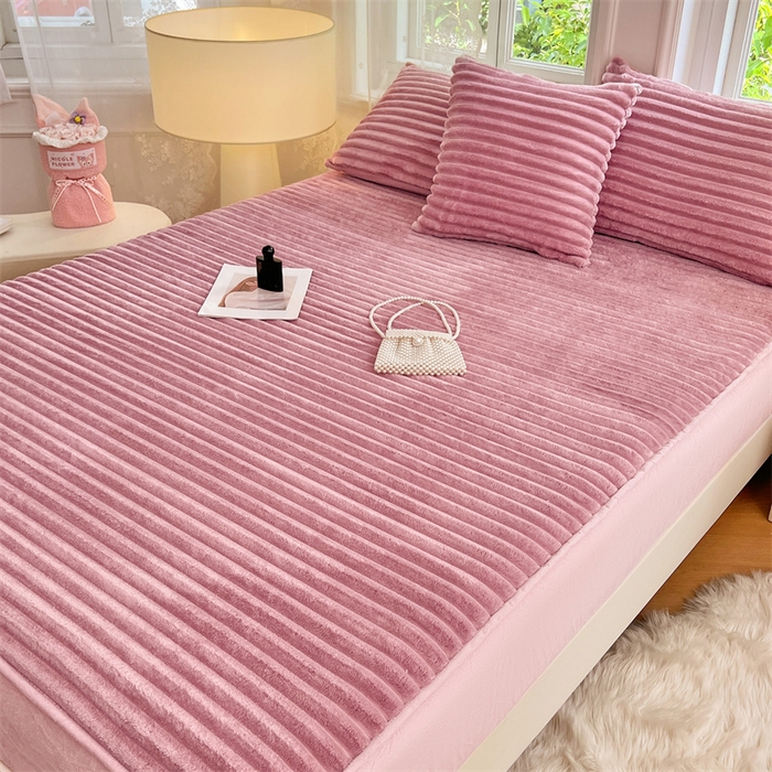 91家纺网 家纺一手货源 找家纺 圣比熊 2025新款法莱绒床笠法兰绒床垫保护套牛奶绒兔毛绒席梦思床垫套-抽条 法莱绒抽条-云梦粉