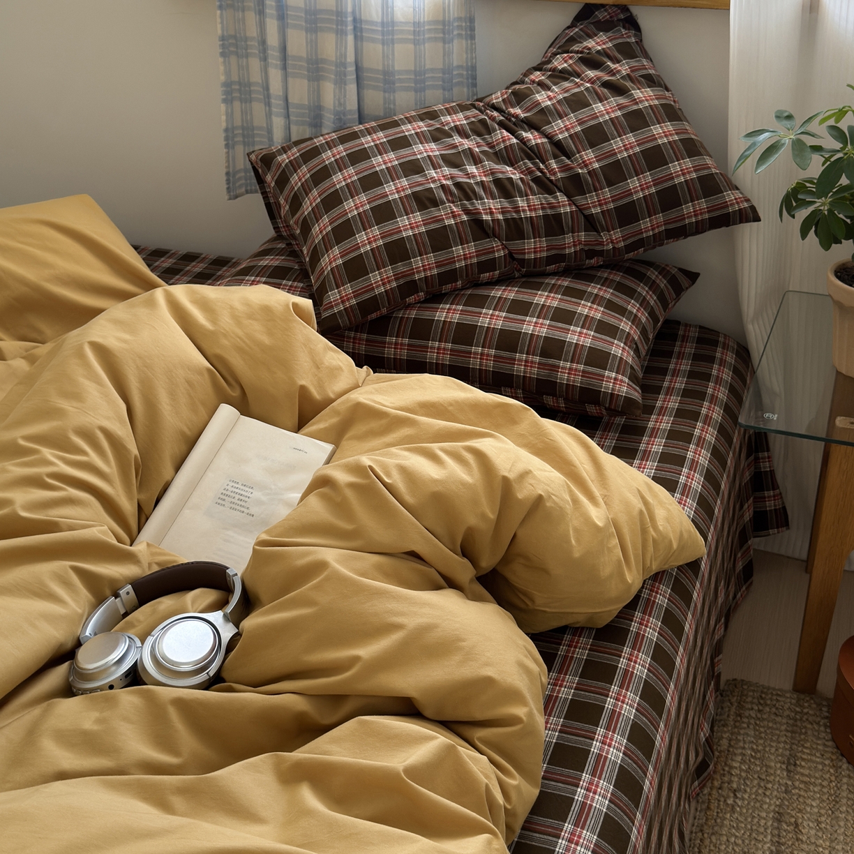 91家纺网 家纺一手货源 找家纺 玖弘家居 2025新款纯色被套格子单混搭四件套 赤线红格-金驼（枕套格子）