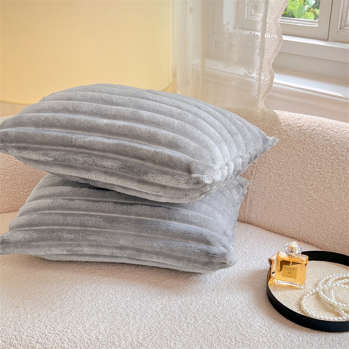 91家纺网 家纺一手货源 找家纺 梦舒羽 2025新款法莱绒抱枕套法兰绒枕套宿舍枕芯套兔毛绒30x50枕头套-抽条 法莱绒抽条-烟雨灰