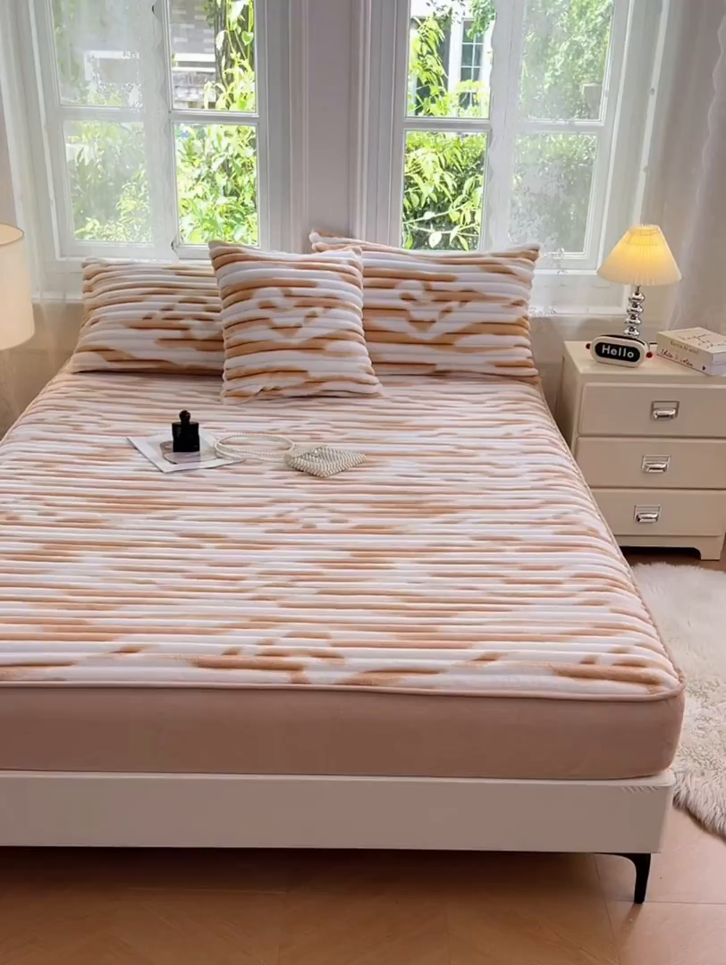 91家纺网 家纺一手货源 找家纺 圣比熊 2025新款法莱绒床笠法兰绒床垫保护套牛奶绒兔毛绒席梦思床垫套-抽条 法莱绒抽条-梦幻奶咖