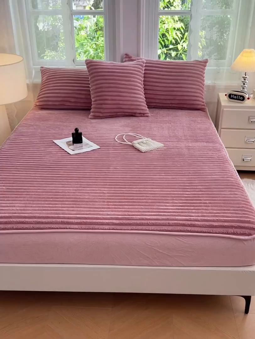 91家纺网 家纺一手货源 找家纺 圣比熊 2025新款法莱绒床笠法兰绒床垫保护套牛奶绒兔毛绒席梦思床垫套-抽条 法莱绒抽条-云梦粉