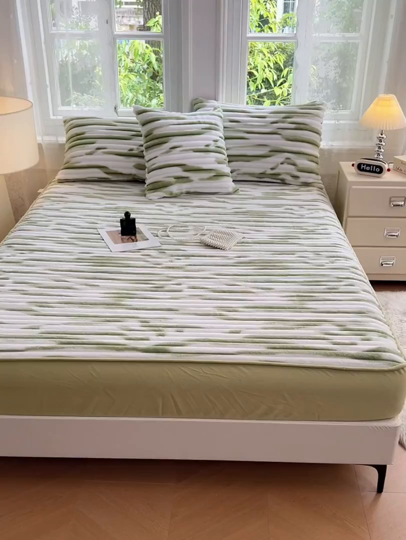 91家纺网 家纺一手货源 找家纺 圣比熊 2025新款法莱绒床笠法兰绒床垫保护套牛奶绒兔毛绒席梦思床垫套-抽条 法莱绒抽条-梦幻果绿