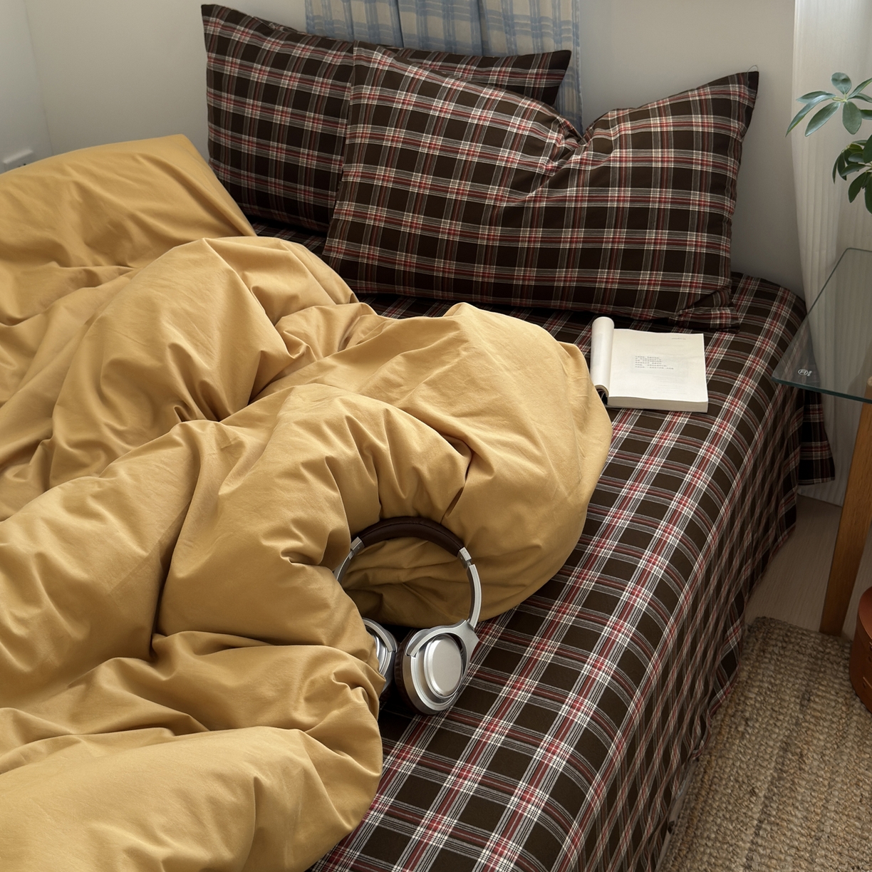 91家纺网 家纺一手货源 找家纺 玖弘家居 2025新款纯色被套格子单混搭四件套 赤线红格-金驼（枕套格子）