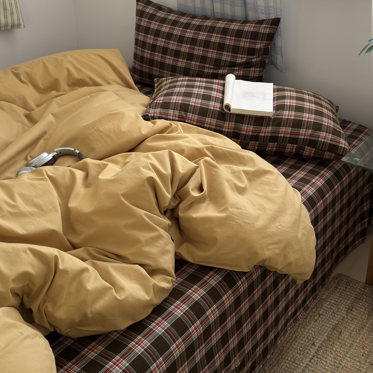 91家纺网 家纺一手货源 找家纺 玖弘家居 2025新款纯色被套格子单混搭四件套 赤线红格-金驼（枕套格子）