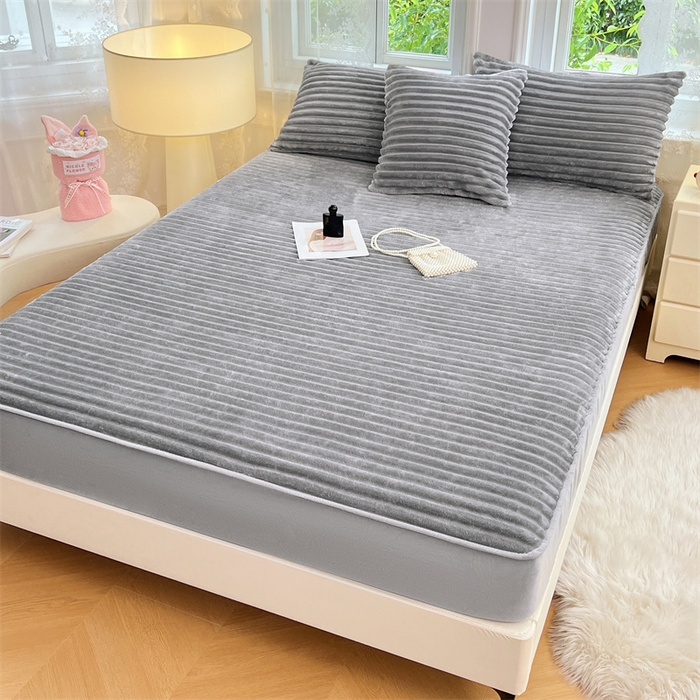 91家纺网 家纺一手货源 找家纺 圣比熊 2025新款法莱绒床笠法兰绒床垫保护套牛奶绒兔毛绒席梦思床垫套-抽条 法莱绒抽条-烟雨灰