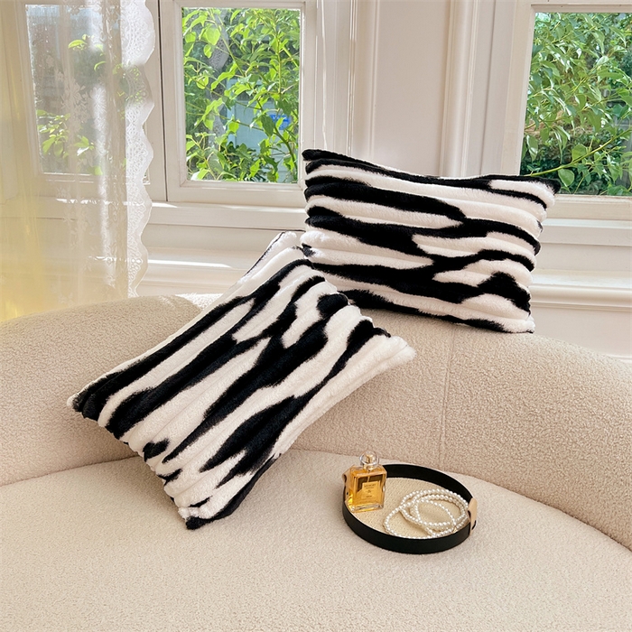 91家纺网 家纺一手货源 找家纺 梦舒羽 2025新款法莱绒抱枕套法兰绒枕套宿舍枕芯套兔毛绒30x50枕头套-抽条 法莱绒抽条-梦幻墨白