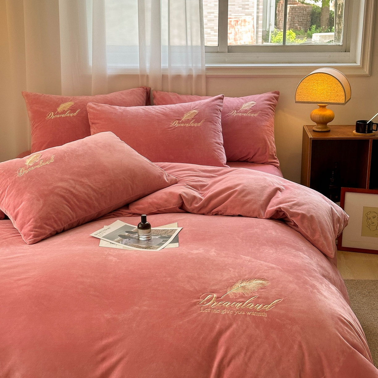 91家纺网 家纺一手货源 找家纺 爱彼家纺 2025新款牛奶绒刺绣四件套--羽毛系列-风格一 羽毛-浅豆