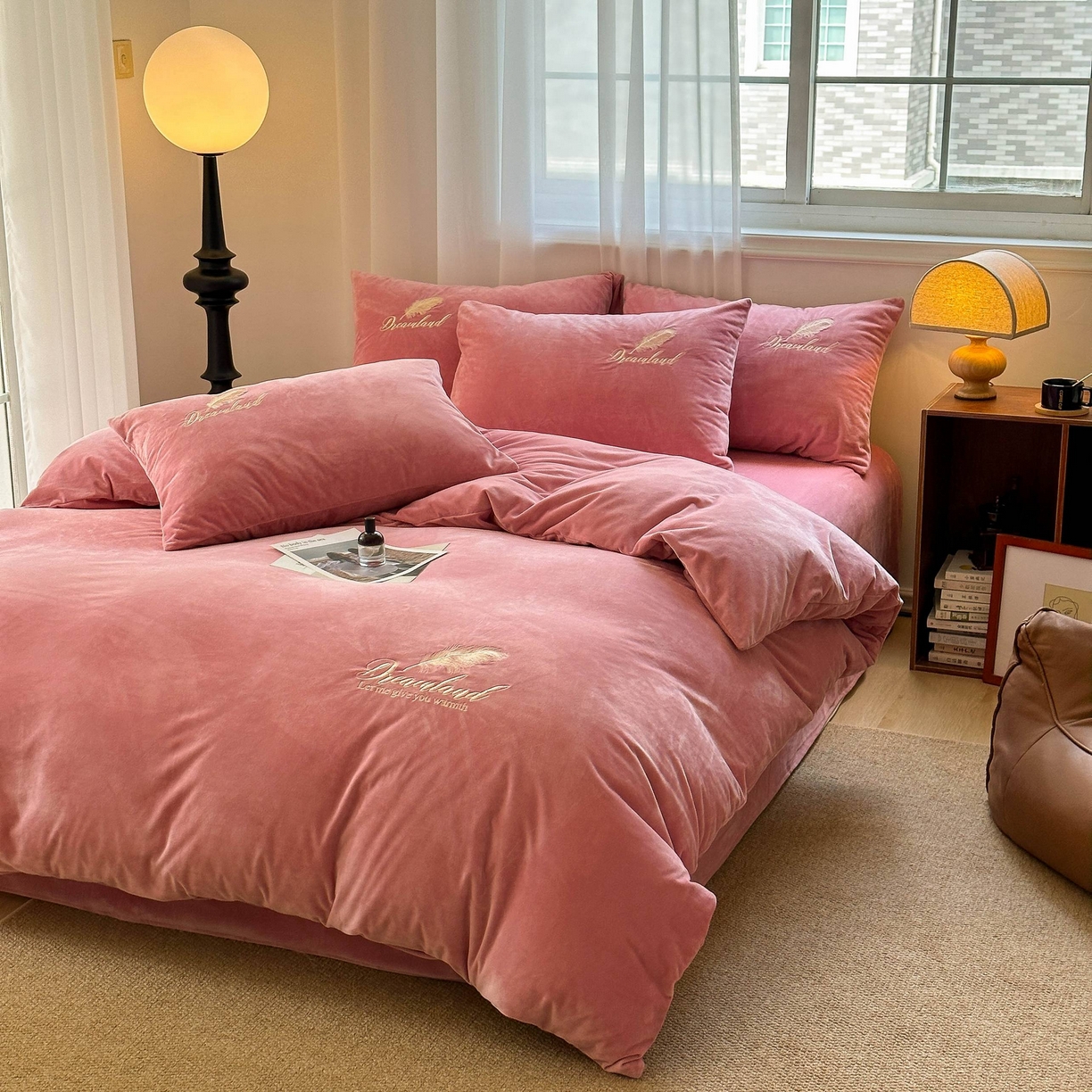 91家纺网 家纺一手货源 找家纺 爱彼家纺 2025新款牛奶绒刺绣四件套--羽毛系列-风格一 羽毛-浅豆