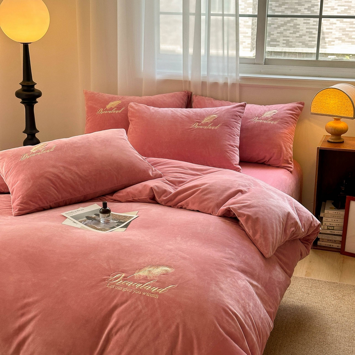 91家纺网 家纺一手货源 找家纺 爱彼家纺 2025新款牛奶绒刺绣四件套--羽毛系列-风格一 羽毛-浅豆